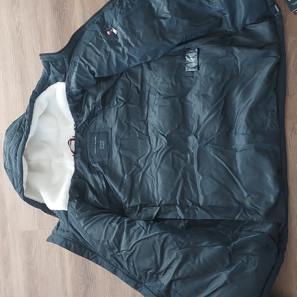 Tommy Hilfiger - Picture 2 of 4